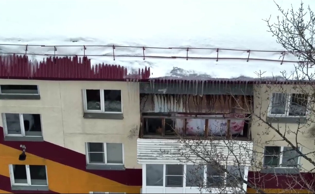 В Южно-Сахалинске беспилотник нашёл наледь и снежные навесы на крышах домов 