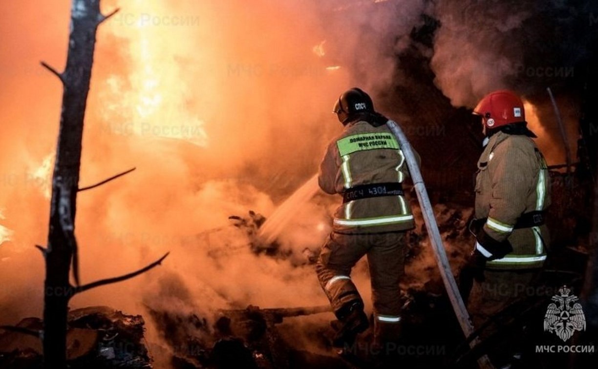 Пятеро пожарных спасали от огня баню в Ново-Александровске