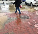 Тротуар и дорогу на улице Комсомольской в Южно-Сахалинске затопило водой