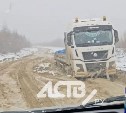 "Оху и не любить": сахалинка сняла на видео грузовик, завязший на дороге "по уши"
