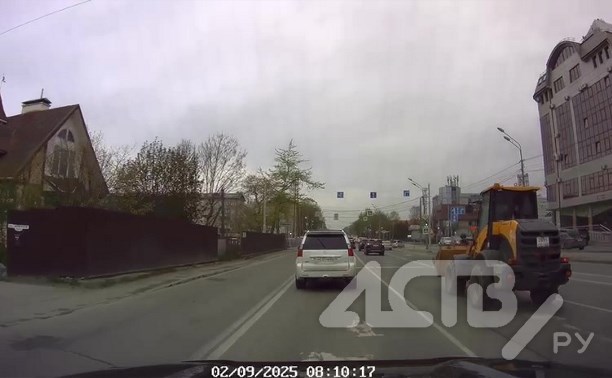 Погрузчик "рассыпался" на ходу в Южно-Сахалинске