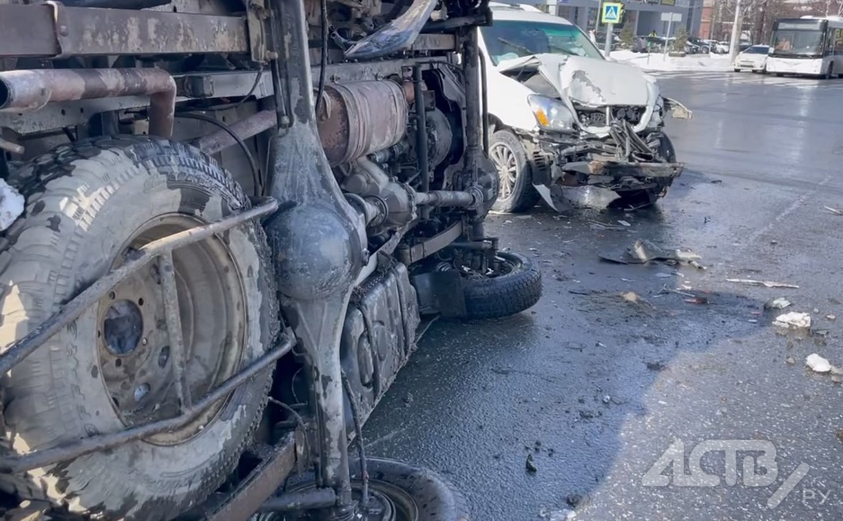 "Пострадала пациентка": новые кадры последствий ДТП с участием скорой помощи в Южно-Сахалинске