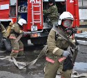 Пожар в пригороде Южно-Сахалинска: пламя с пристройки перекинулось на жилой дом