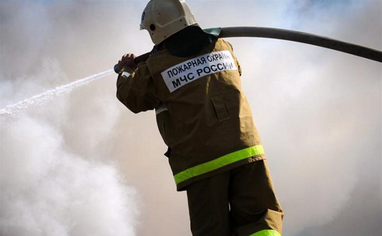Пожар на чердаке деревянного дома потушили в Озерском