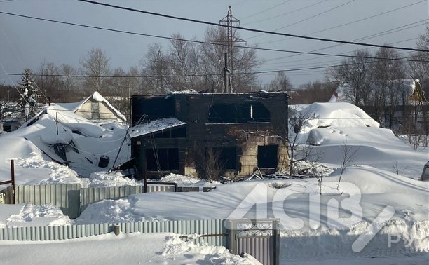 Пожарная машина из-за сугробов не смогла подъехать к горящему дому на Сахалине