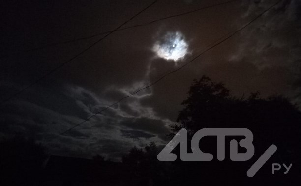 "Выглядит жутковато": необычайно яркую Луну наблюдали сахалинцы