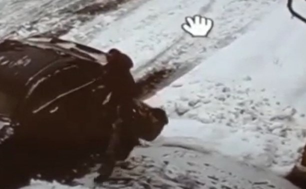 Мужчина чуть не травмировал младенца на скользкой дороге во дворе Поронайска