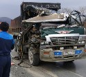 Два грузовика столкнулись на дороге к карьеру на юге Сахалина