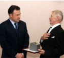 Мэр Южно-Сахалинска поздравил с юбилеем председателя городского Совета ветеранов 