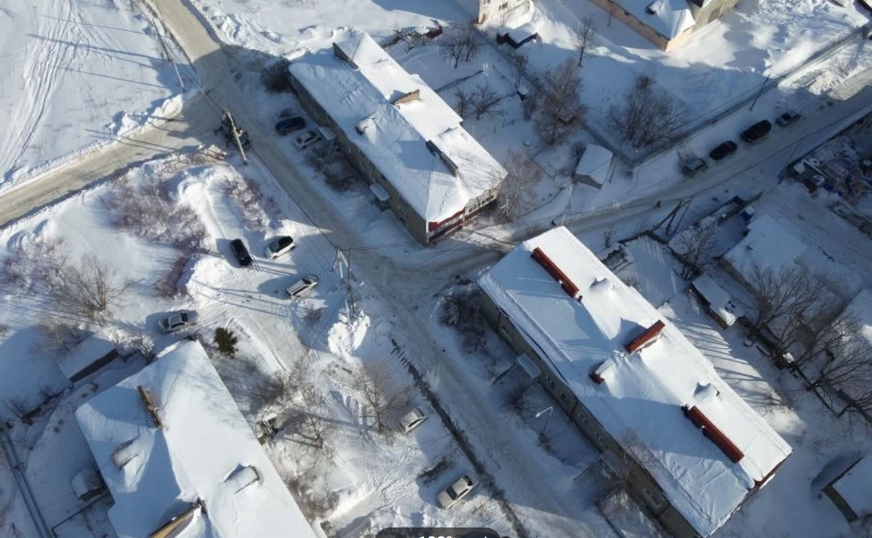 В Луговом наледь на крышах осмотрели с помощью беспилотника