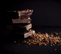 Шоколад еще больше подорожает: производители и потребители переходят на дешёвые сладости