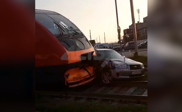Очевидец: в Корсакове поезд столкнулся с автомобилем