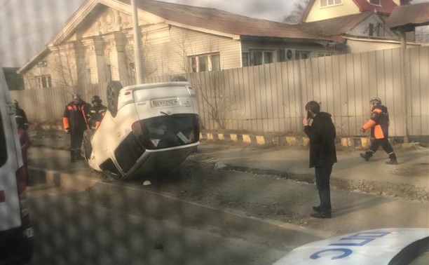 Toyota Funcargo улеглась на крышу в ДТП в Южно-Сахалинске