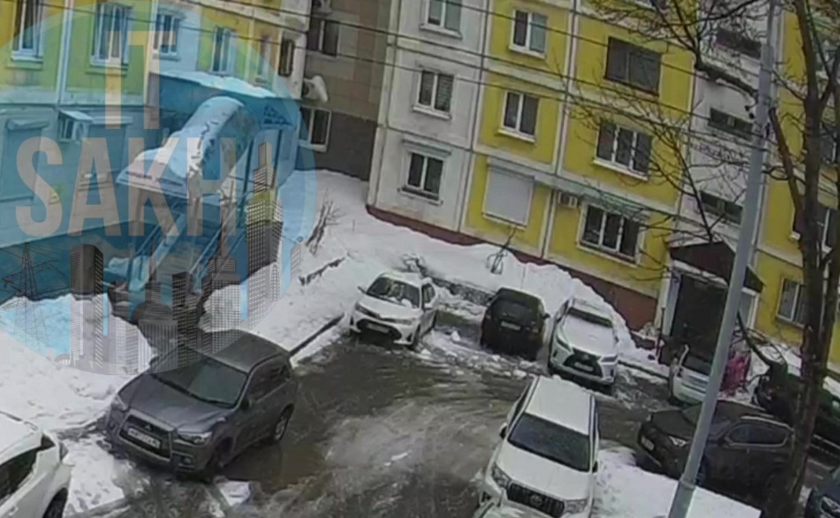 Автомобиль подпрыгнул несколько раз: видео обрушения лавины с крыши в Южно-Сахалинске