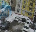 Автомобиль подпрыгнул несколько раз: видео обрушения лавины с крыши в Южно-Сахалинске