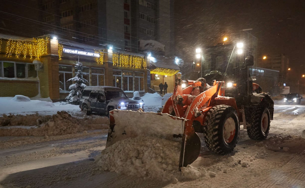 Ночью Южно-Сахалинск от снега чистили 250 единиц техники 