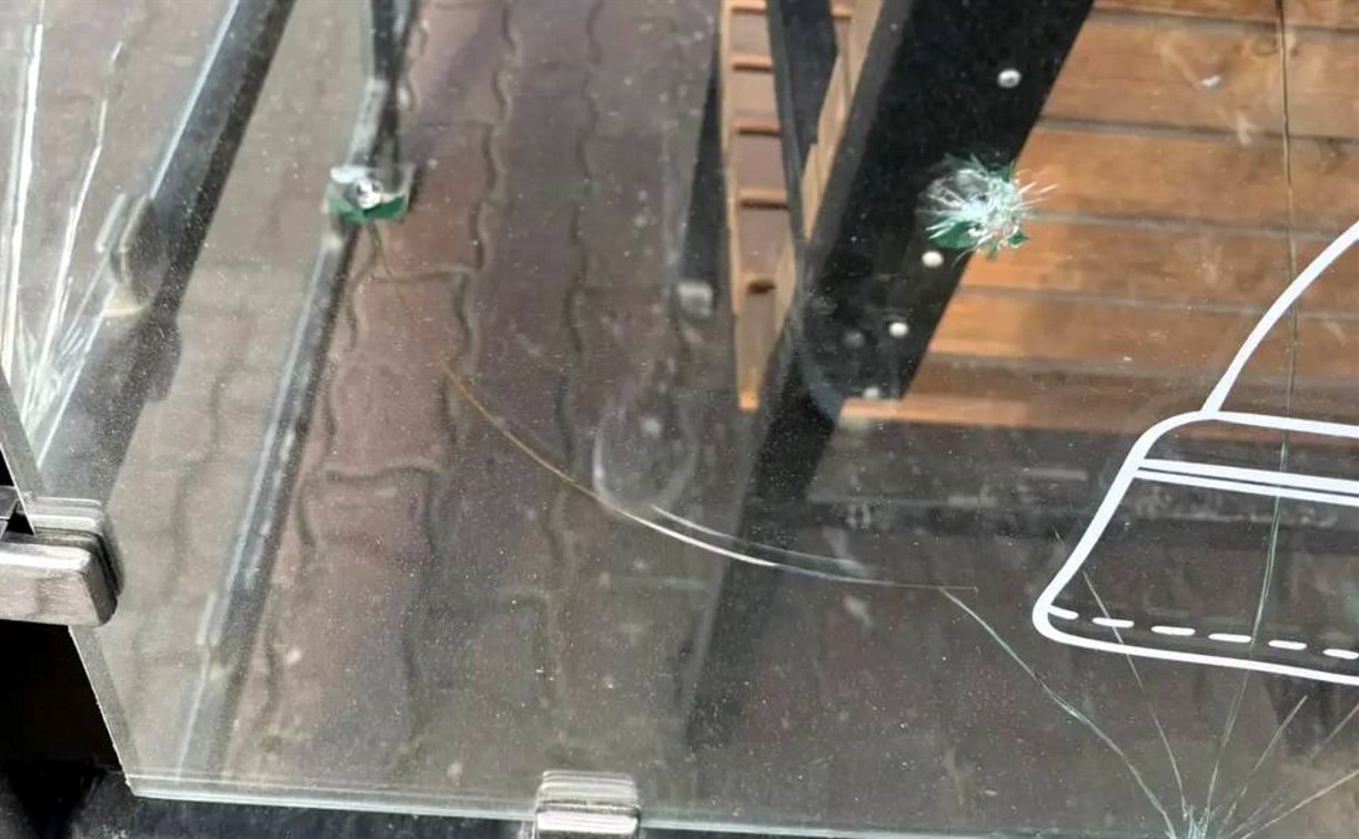 В Корсакове разбили уже третью остановку - вандалов ищут