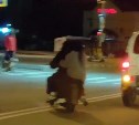 Девочки на мопеде выкатились на встречку через двойную сплошную в Южно-Сахалинске 