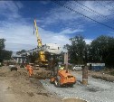 Пешеходный мост через Лютогу в Аниве готов почти наполовину: подрядчик завершил устройство всех опор