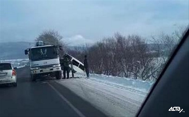 Микроавтобус вылетел в кювет в Южно-Сахалинске