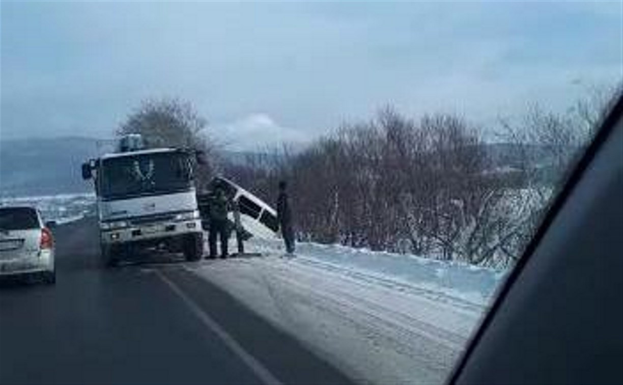 Микроавтобус вылетел в кювет в Южно-Сахалинске