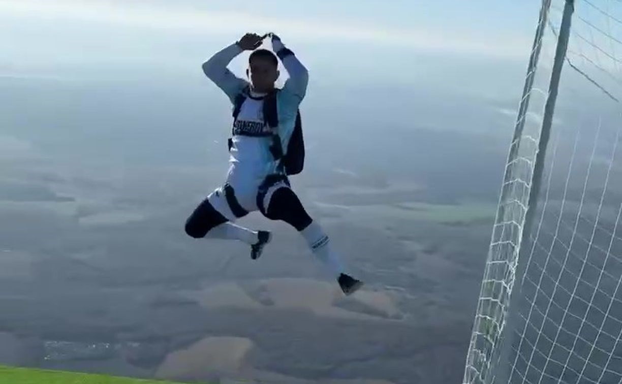 Блогер с Сахалина Михаил Литвин установил мировой рекорд, сыграв в футбол в небе