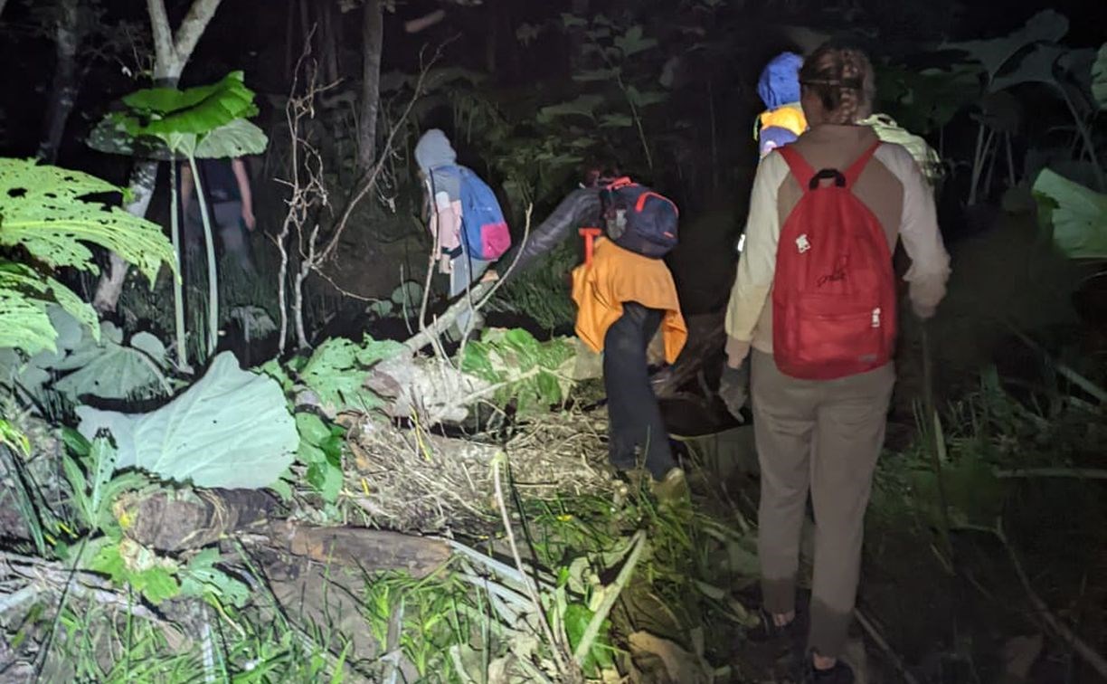 Опубликованы фото спасения трёх заблудившихся в лесу сахалинок