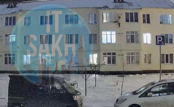 Человек упал с карниза трёхэтажки в Южно-Сахалинске - видео 18+