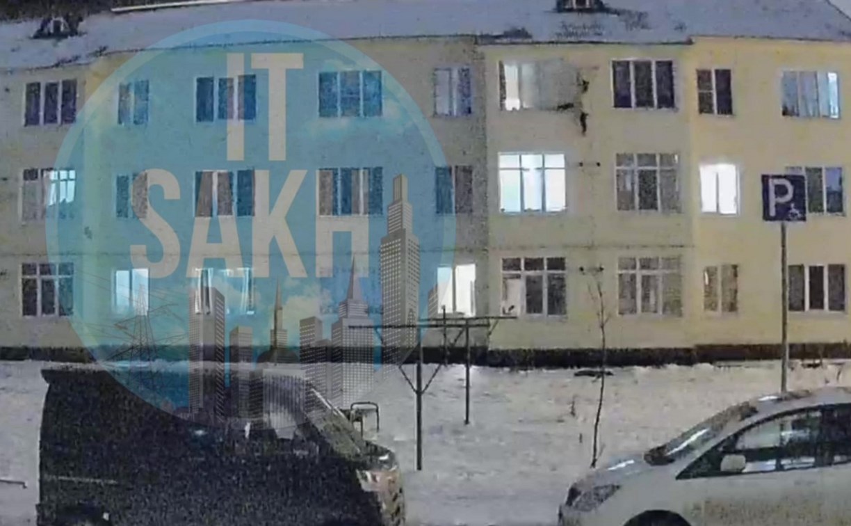 Человек упал с карниза трёхэтажки в Южно-Сахалинске - видео 18+