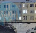 Человек упал с карниза трёхэтажки в Южно-Сахалинске - видео 18+