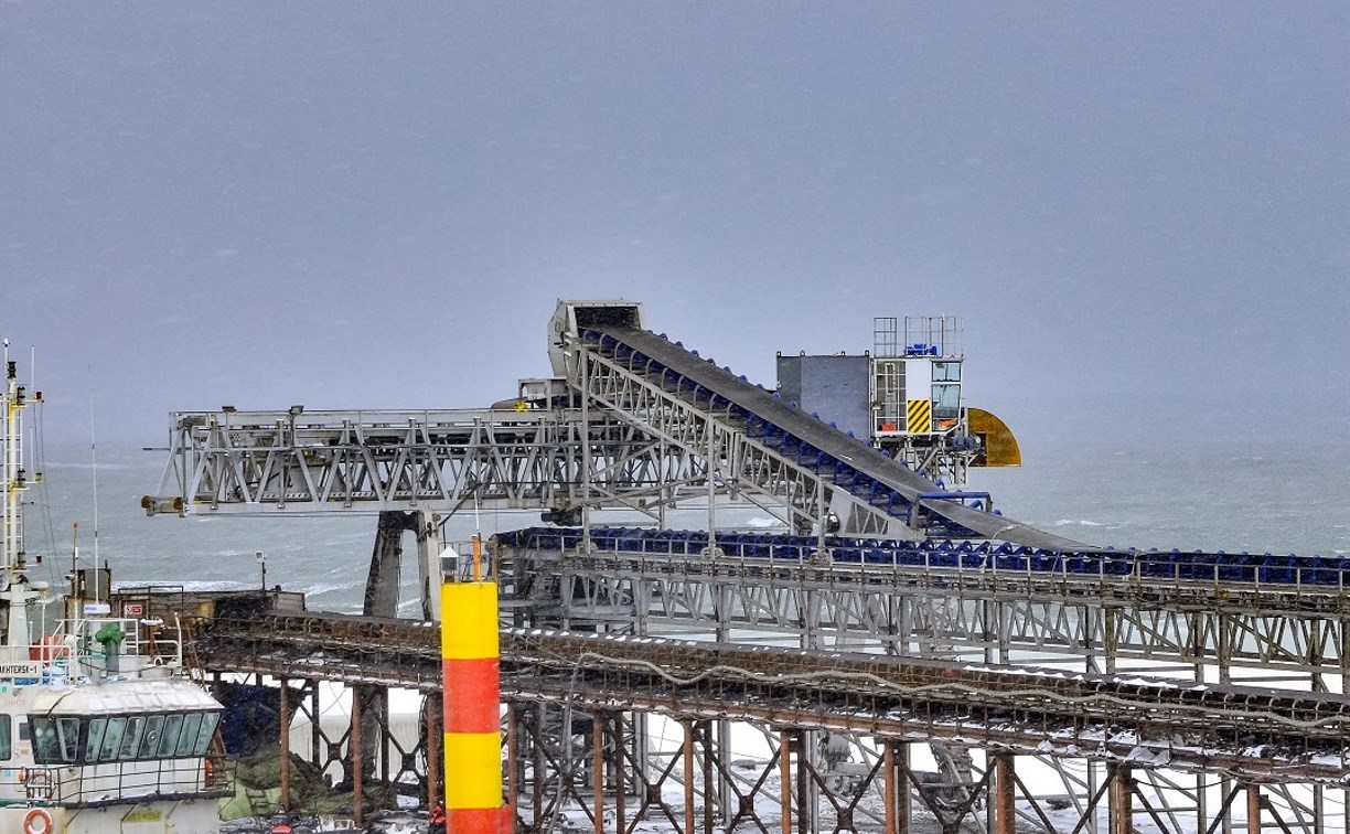 Новый угольный конвейер установили в порту Шахтерска