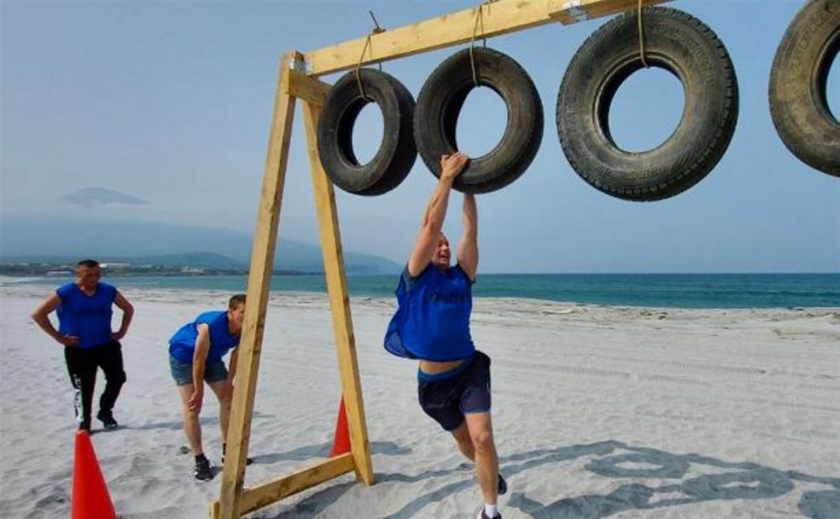Спортсмены висели на шинах, поднимались по деревянным выступам и бегали по песку на Итурупе