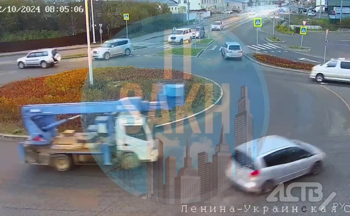 Полёт нормальный: автомобиль в Южно-Сахалинске "пропахал" клумбу и подбил микроавтобус