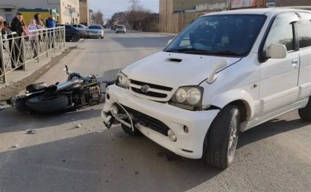 Мотоциклист пострадал, столкнувшись с Toyota Cami в Корсакове