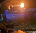 В Южно-Сахалинске рухнула крыша горящего дома