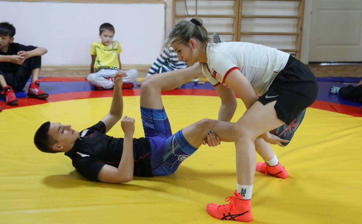 Мастер спорта России по вольной борьбе показала несколько приёмчиков ребятам из Троицкого детского дома