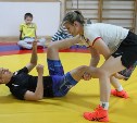 Мастер спорта России по вольной борьбе показала несколько приёмчиков ребятам из Троицкого детского дома