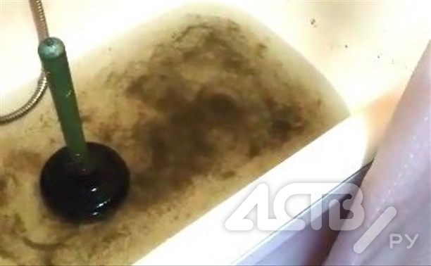 Канализация поднимается в квартиры жильцов одного из домов в Дальнем