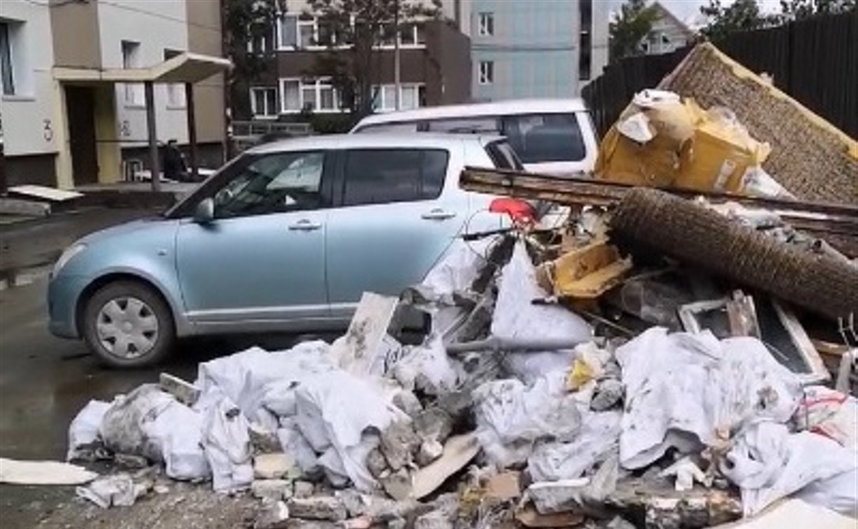 Неизвестные южносахалинцы подбросили свой мусор после ремонта строителям