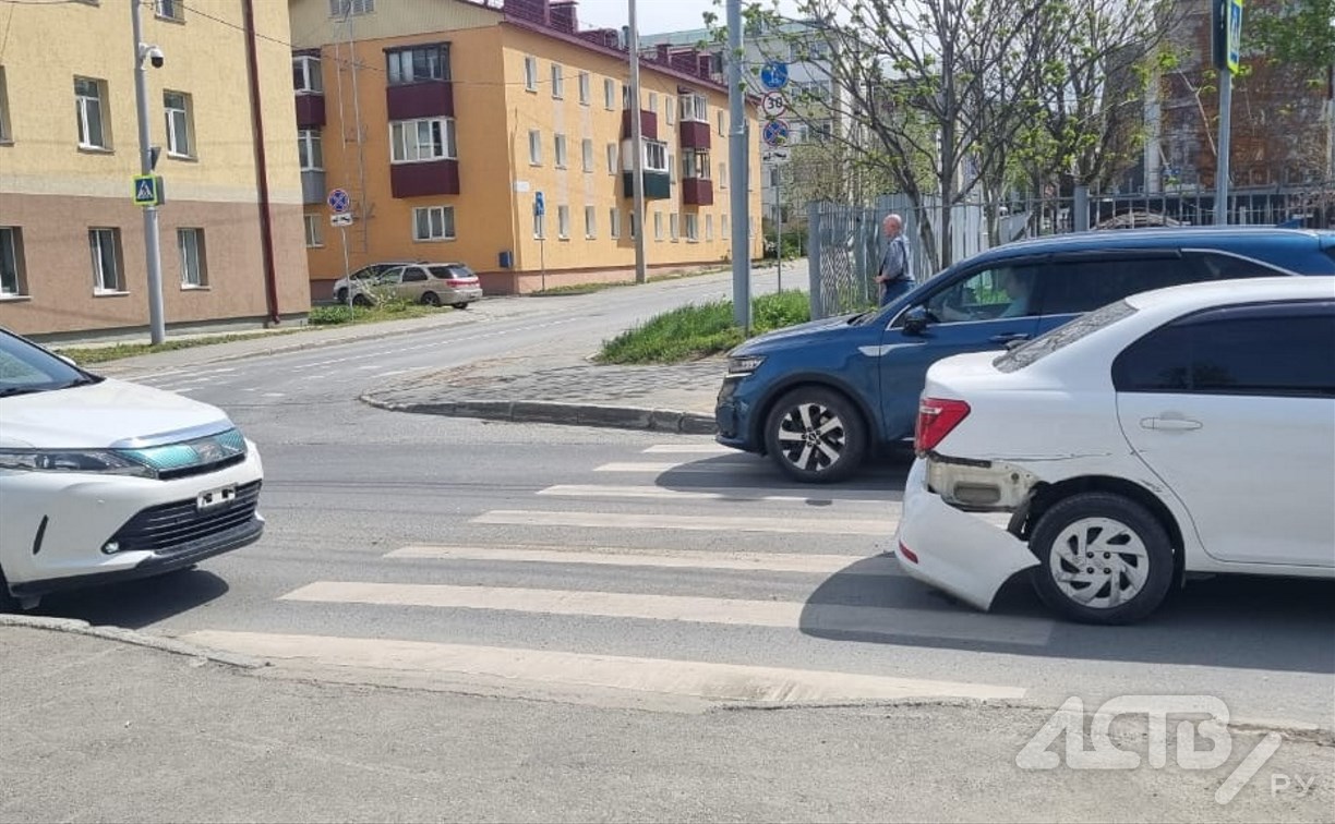Очевидцев столкновения двух "Тойот" ищут в Южно-Сахалинске