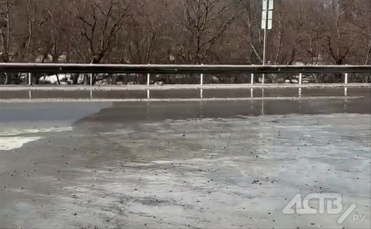 Водители, опасно: талая вода залила участок охотской трассы