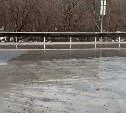 Водители, опасно: талая вода залила участок охотской трассы
