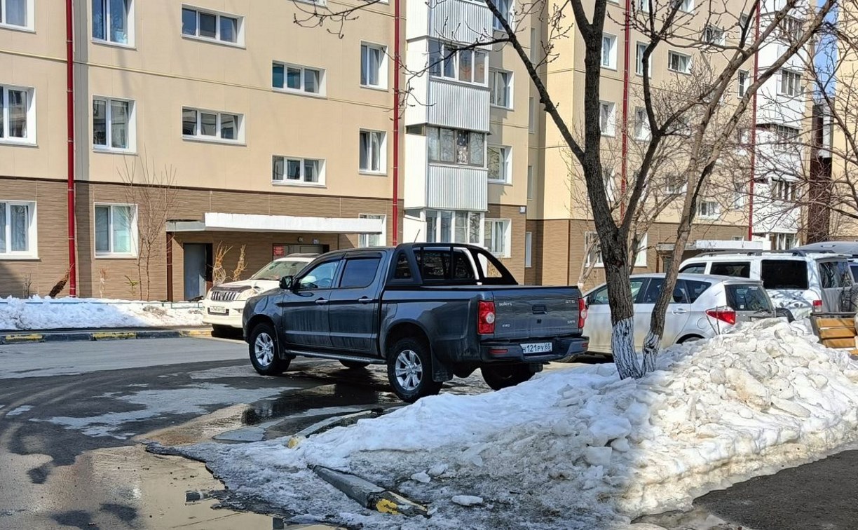 В Южно-Сахалинске разыскивает свидетелей ДТП на улице Комсомольской