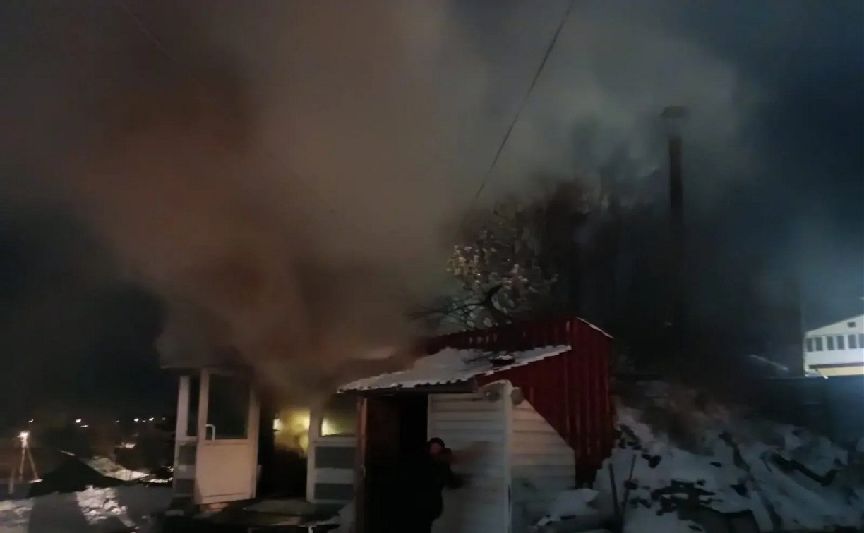 Шестеро пожарных тушили пламя в частной бане в Александровске-Сахалинском