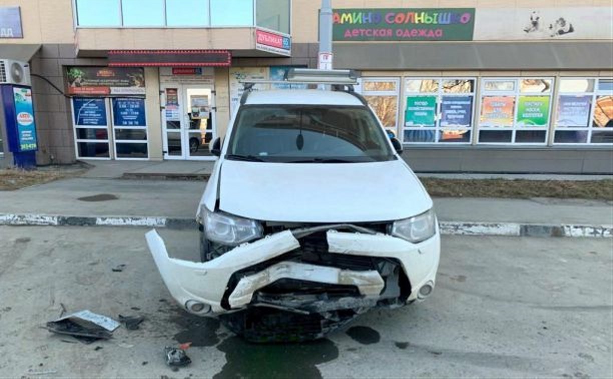 В Южно-Сахалинске автогонщик заложил вираж и врезался в припаркованный у дома Mitsubishi Outlander