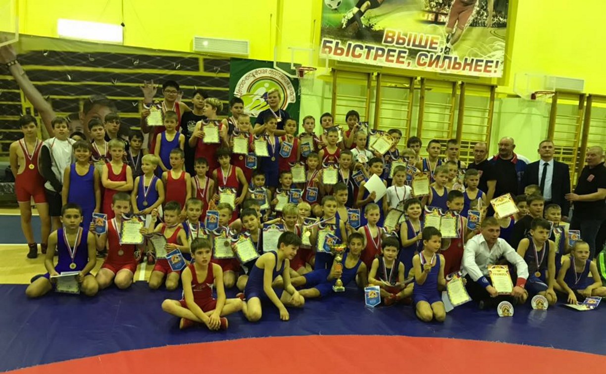 В турнире по вольной борьбе в Невельске приняли участие около 150 спортсменов