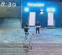 Молодежь обматывалась туалетной бумагой и кидала камни в стеклянные двери в Корсакове