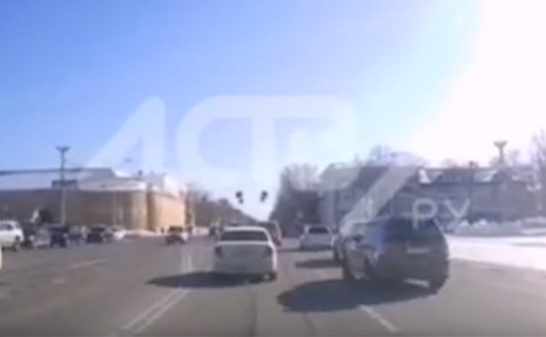 Очевидцы: гонщик на Subaru Forester чуть не устроил ДТП в центре Южно-Сахалинска