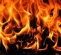 Три пожарных расчета тушили горящую крышу в Смирных