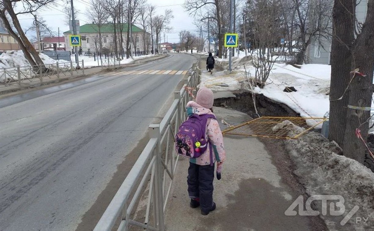 Очевидцы: на тротуаре в Ново-Александровске после раскопок остался провал, ограждения не держатся